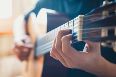 genç müzisyen akustik gitar, canlı müzik arka plan çalma