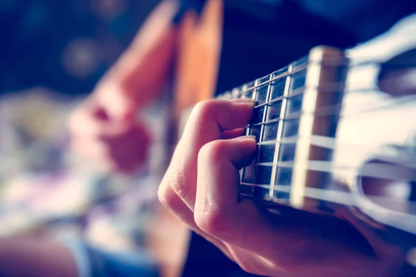 Joven músico tocando la guitarra acústica, fondo de música en vivo — Foto de Stock