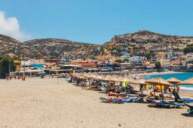 Girit Adası, Yunanistan, 09 Haziran 2017: Panorama Matala plaj. Mağara buzlu bir Roma mezarlık kullanılan ve 70 's on yıl yaşam--dan tüm dünyada, Girit, Yunanistan hippiydi