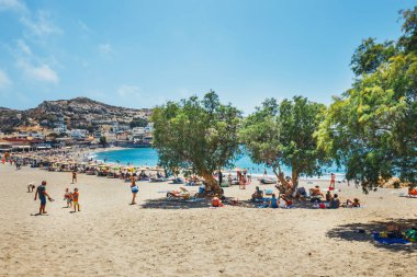 Girit Adası, Yunanistan, 09 Haziran 2017: Panorama Matala plaj. Mağara buzlu bir Roma mezarlık kullanılan ve 70 's on yıl yaşam--dan tüm dünyada, Girit, Yunanistan hippiydi