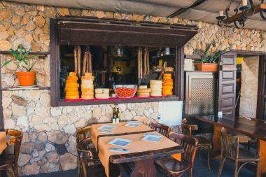 Coralejo, Fuerteventura Adası, İspanya - 03 Nisan 2017: Sokak görünümü Corralejo Bar ve Restoran liman ile