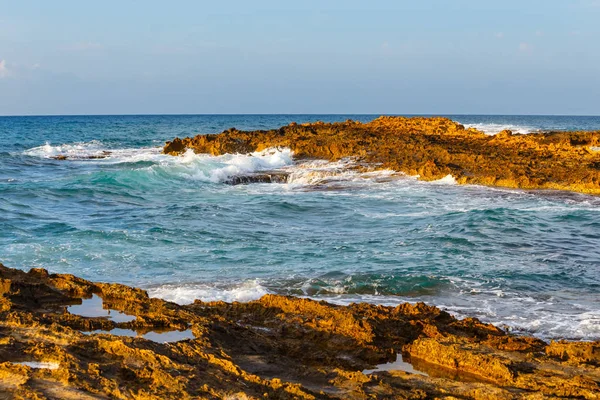 Manzara güzel sahilini sırasında sunset yakınında Malia, Crete, Yunanistan