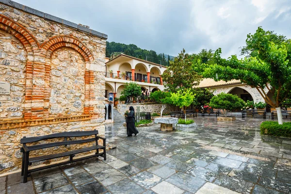 Kera, Betoninsel, Griechenland - 08. Juni 2017: Unbekannte besuchen das antike Kloster kera kardiotissa auf Beton. Griechenland — Stockfoto