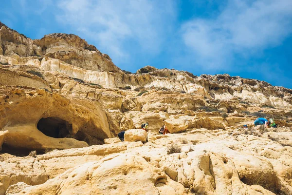 クレタ島、ギリシャ、2017 年 6 月 9 日: Matala のパノラマのビーチ。岩の洞窟ローマの墓地として使用され、70 年代の 10 年間であったクレタ島、ギリシャ、世界中から生活ヒッピー — ストック写真