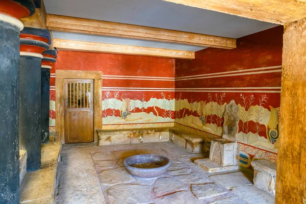 Knossos, Creta, 10 de junho de 2017: Interior do Palácio Minoico de Knossos. Palácio de Cnossos é o maior sítio arqueológico da Idade do Bronze em Creta da civilização e cultura minoica — Fotografia de Stock