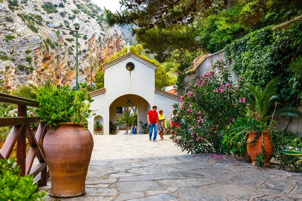 Girit Adası, Yunanistan - 08 Haziran 2017: Yunanistan 'ın Girit kentindeki Selinari vadisinde bulunan Agios Georgios manastırı — Stok fotoğraf