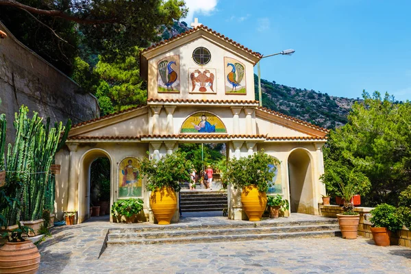 Kreta, Grecja - 08 czerwca 2017: Klasztor Agios Georgios, położony w wąwozie Selinari na Krecie, Grecja — Zdjęcie stockowe