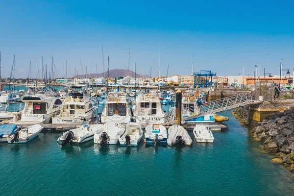 Corralejo, Fuertevetura Adası, İspanya - 01 Nisan 2017: Ufuk Corralejo bağlantı noktası ve bu tekneler — Stok fotoğraf