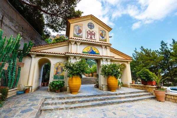 Kreta Island, Grekland - 08 juni 2017: Klostret Agios Georgios, beläget i Selinari ravinen på Kreta, Grekland — Stockfoto