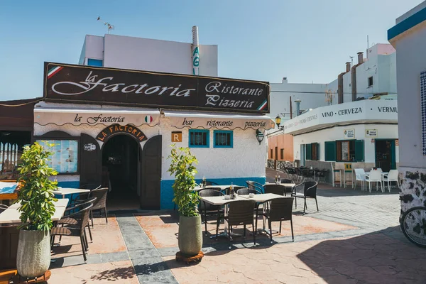 Coralejo, isla de Fuerteventura, España - 03 de abril de 2017: Vista de la calle de Corralejo con bares y restaurantes en el puerto —  Fotos de Stock