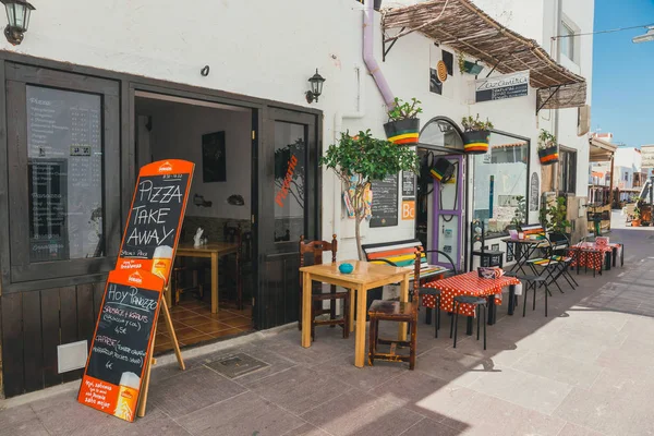 Coralejo, Fuerteventura Adası, İspanya - 03 Nisan 2017: Sokak görünümü Corralejo Bar ve Restoran liman ile — Stok fotoğraf