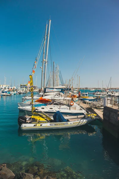 Corralejo, isla de Fuertevetura, España - 01 de abril de 2017: El horizonte de Corralejo con el puerto y los barcos en él —  Fotos de Stock