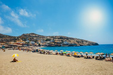 Girit Adası, Yunanistan, 09 Haziran 2017: Panorama Matala plaj. Mağara buzlu bir Roma mezarlık kullanılan ve 70 's on yıl yaşam--dan tüm dünyada, Girit, Yunanistan hippiydi