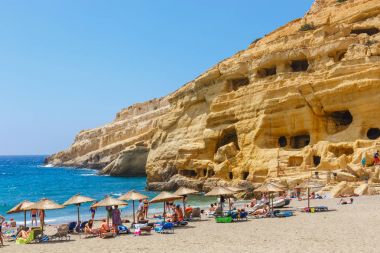 Girit Adası, Yunanistan, 09 Haziran 2017: Panorama Matala plaj. Mağara buzlu bir Roma mezarlık kullanılan ve 70 's on yıl yaşam--dan tüm dünyada, Girit, Yunanistan hippiydi