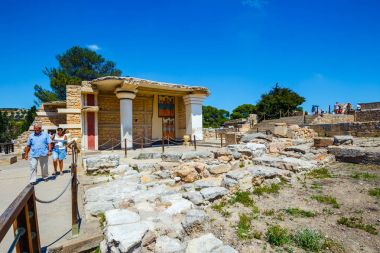 Knossos, Girit, 10 Haziran 2017: Doğal kalıntıları Minos Palace Knossos. En büyük Tunç Çağı arkeolojik sitesi Minoan medeniyet ve kültür Girit Knossos Sarayı olduğunu