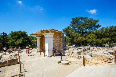 Knossos, Girit, 10 Haziran 2017: Doğal kalıntıları Minos Palace Knossos. En büyük Tunç Çağı arkeolojik sitesi Minoan medeniyet ve kültür Girit Knossos Sarayı olduğunu