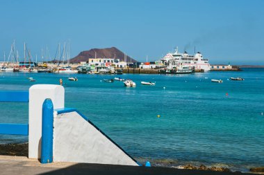 Corralejo, Furteventura, İspanya - 03 Nisan 2017: Corralejo içinde halk plajı liman içinde belgili tanımlık geçmiş görünümünü