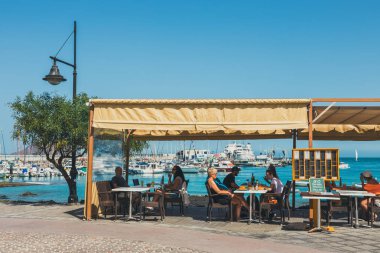 Coralejo, Fuerteventura Adası, İspanya - 03 Nisan 2017: Sokak görünümü Corralejo Bar ve Restoran liman ile
