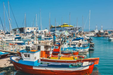 Corralejo, Fuertevetura Adası, İspanya - 01 Nisan 2017: Ufuk Corralejo bağlantı noktası ve bu tekneler