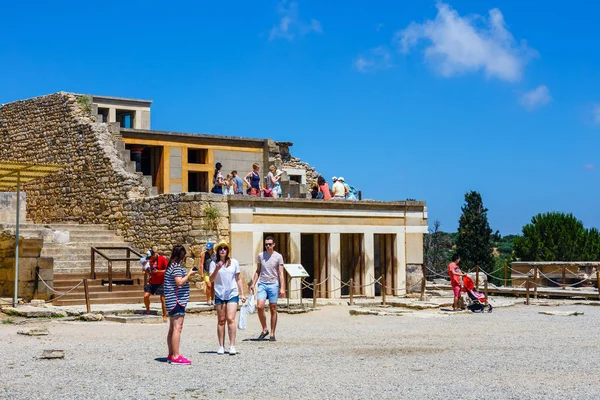 Knossos, Kreta, 10 juni 2017: Vackra ruinerna av den minoiska palatset i Knossos. Knossos Palatset är den största bronsålder arkeologiska platsen på Kreta av den minoiska civilisationen och kulturen — Stockfoto