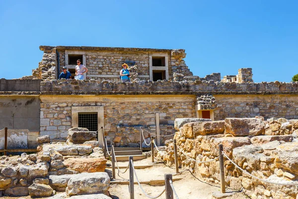 Knossos, Creta, 10 de junio de 2017: Escénicas ruinas del Palacio Minoico de Knossos. El palacio de Knossos es el sitio arqueológico más grande de la Edad de Bronce en Creta de la civilización y cultura minoicas. —  Fotos de Stock