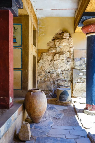 Knossos, concrete, 10. Juni 2017: Innenraum des minoischen Palastes von knossos. knossos Palast ist die größte archäologische Stätte aus der Bronzezeit auf Beton der minoischen Zivilisation und Kultur — Stockfoto