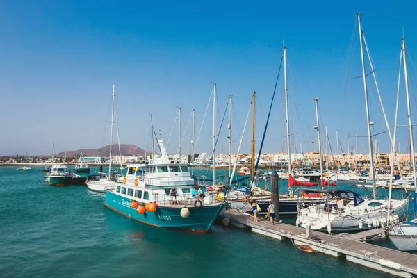 Corralejo, Fuertevetura Island, Hiszpania - 01 kwietnia 2017 r.: Panoramę miasta Corralejo z portu i łodzi w nim — Zdjęcie stockowe