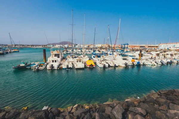 Corralejo, Fuertevetura Adası, İspanya - 01 Nisan 2017: Ufuk Corralejo bağlantı noktası ve bu tekneler — Stok fotoğraf