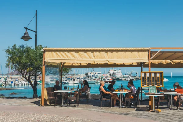 Coralejo, Ilha Fuerteventura, Espanha - 03 de abril de 2017: Vista de rua do Corralejo com bares e restaurantes no porto — Fotografia de Stock