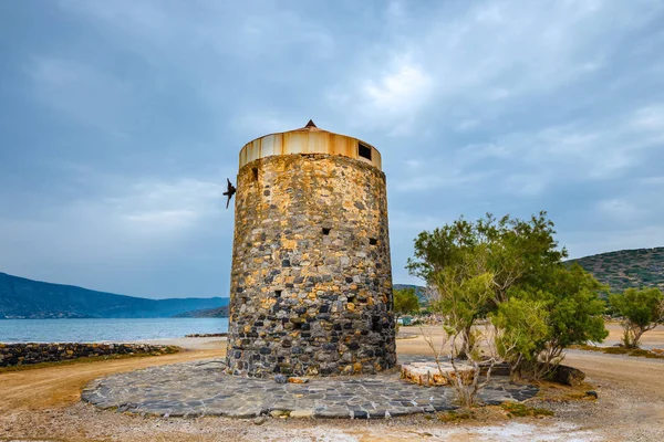 Moinho de vento antigo na Península de Kalydon perto de Agios Nikolaos, Creta, Grécia — Fotografia de Stock