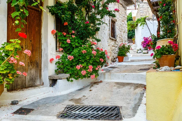 Calle estrecha en el pueblo de Kritsa cerca de Agios Nikolaos, Creta, Grecia —  Fotos de Stock