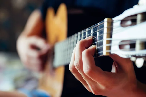 Jovem músico tocando guitarra acústica, fundo de música ao vivo — Fotografia de Stock