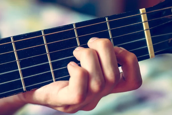 Jovem músico tocando guitarra acústica, fundo de música ao vivo — Fotografia de Stock