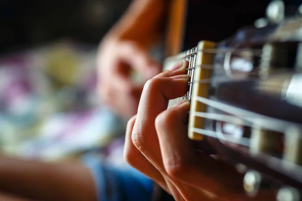 Joven músico tocando la guitarra acústica, fondo de música en vivo — Foto de Stock