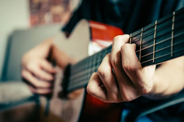 Jovem músico tocando guitarra acústica, fundo de música ao vivo — Fotografia de Stock