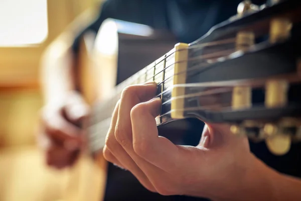 Músico tocando guitarra acústica, fundo de música ao vivo — Fotografia de Stock