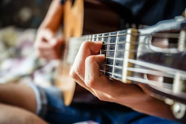 Músico tocando guitarra acústica, fundo de música ao vivo — Fotografia de Stock