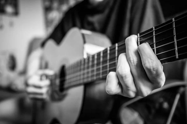 Músico tocando guitarra acústica, foto en blanco y negro — Foto de Stock