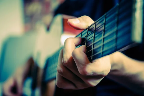 Músico tocando guitarra acústica, fundo de música ao vivo — Fotografia de Stock
