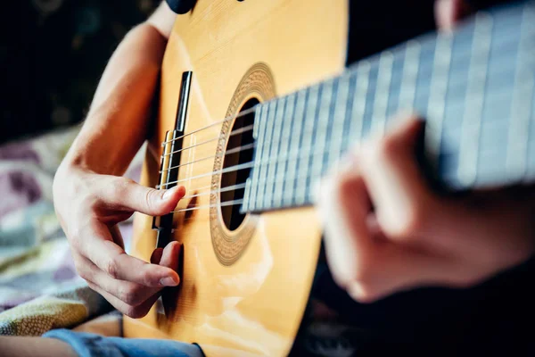 Μουσικός παίζοντας ακουστική κιθάρα, ζωντανή μουσική στο παρασκήνιο — Φωτογραφία Αρχείου