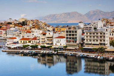 Agios Nikolaos, Girit, Yunanistan - 08 Haziran 2017: Agios Nikolaos town adlı yaz öğleden sonra. Agios Nikolaos adada Crete, Yunanistan en turistik kentlerinden biridir