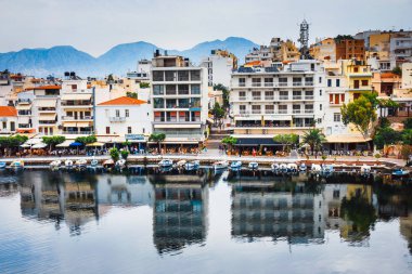 Agios Nikolaos, Girit, Yunanistan - 07 Haziran 2017: Agios Nikolaos kasaba yaz akşam. Agios Nikolaos adada Crete, Yunanistan en turistik kentlerinden biridir