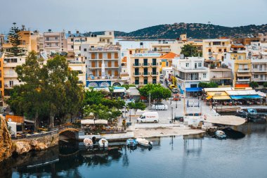 Agios Nikolaos, Girit, Yunanistan - 07 Haziran 2017: Agios Nikolaos kasaba yaz akşam. Agios Nikolaos adada Crete, Yunanistan en turistik kentlerinden biridir