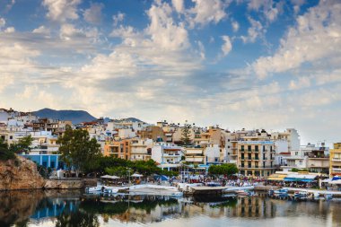 Agios Nikolaos, Girit, Yunanistan - 08 Haziran 2017: Agios Nikolaos town adlı yaz öğleden sonra. Agios Nikolaos adada Crete, Yunanistan en turistik kentlerinden biridir