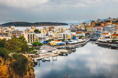 Agios Nikolaos, Girit, Yunanistan - 07 Haziran 2017: Agios Nikolaos kasaba yaz akşam. Agios Nikolaos adada Crete, Yunanistan en turistik kentlerinden biridir