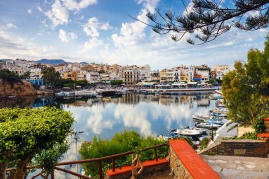 Agios Nikolaos, Girit, Yunanistan - 08 Haziran 2017: Agios Nikolaos town adlı yaz öğleden sonra. Agios Nikolaos adada Crete, Yunanistan en turistik kentlerinden biridir