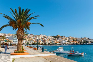 Sitia, Girit, Yunanistan - 11 Haziran 2017: Demirli geleneksel Yunan balıkçı tekneleri Sitia liman kenti