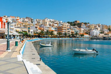 Sitia, Girit, Yunanistan - 11 Haziran 2017: Demirli geleneksel Yunan balıkçı tekneleri Sitia liman kenti