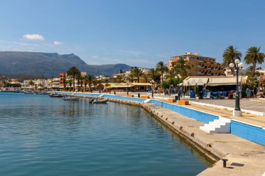 Sitia, Girit, Yunanistan - 11 Haziran 2017: Pictursque bağlantı noktası, Sitia, Girit, Yunanistan. Sitia Doğu Girit palmiye ağaçları, Vai beach yanında, geleneksel bir şehirdir