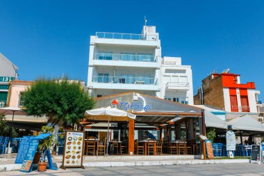 Sitia, Girit, Yunanistan - 11 Haziran 2017: Pictursque bağlantı noktası, Sitia, Girit, Yunanistan. Sitia Doğu Girit palmiye ağaçları, Vai beach yanında, geleneksel bir şehirdir